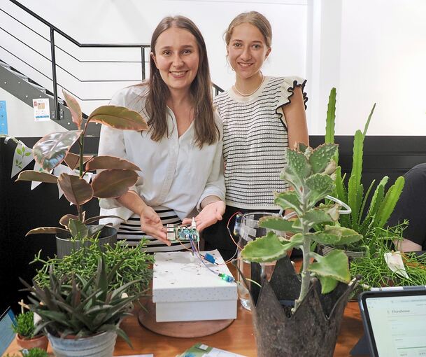 Kristina Baotic und Claire Dörr präsentieren ihr Projekt „Florasense“.