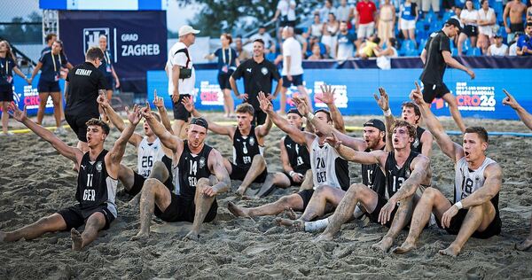 Startschuss in eine lange Party-Nacht: Hendrik Prahst (3. von links mit der Nummer 14) nach dem WM-Sieg in Zagreb.