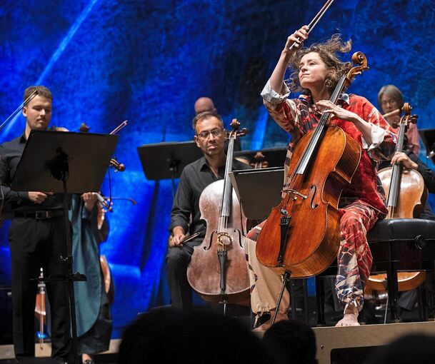 Immer in Bewegung: Die Cellistin Anastasia Kobekina bei ihrem Auftritt mit dem Kammerorchestser Basel im Forum.