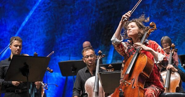 Immer in Bewegung: Die Cellistin Anastasia Kobekina bei ihrem Auftritt mit dem Kammerorchestser Basel im Forum.