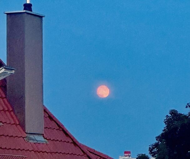 Erdbeermond am Himmel über Ludwigsburg.