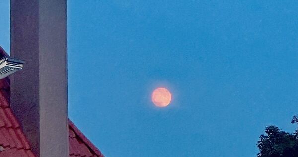 Erdbeermond am Himmel über Ludwigsburg.