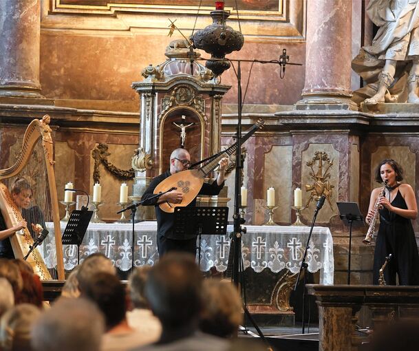 Die Saxofonistin Asya Fateyeva begeistert mit ihrem Trio in der Schlosskirche.