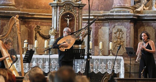 Die Saxofonistin Asya Fateyeva begeistert mit ihrem Trio in der Schlosskirche.
