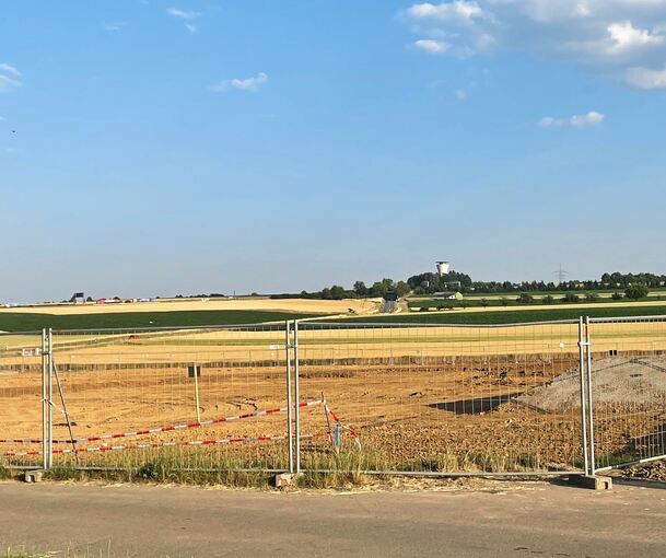 Baugrube auf dem Langen Feld bei Möglingen: Hier soll bis Anfang 2028 die neue Feuerwehrzentrale entstehen.