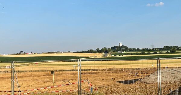 Baugrube auf dem Langen Feld bei Möglingen: Hier soll bis Anfang 2028 die neue Feuerwehrzentrale entstehen.