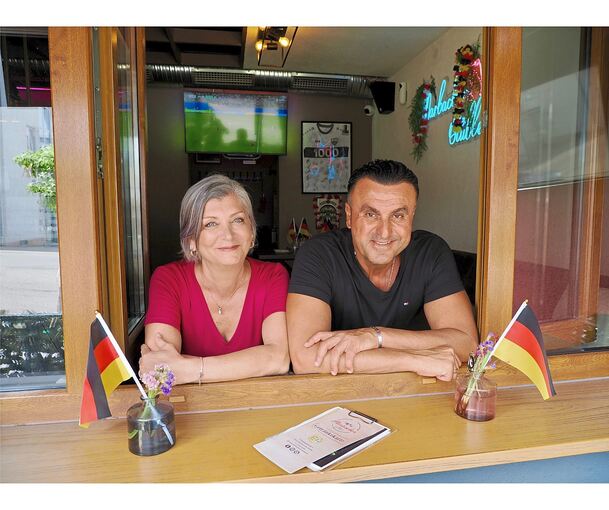 Candan Özel und seine Frau Derya haben mit ihren Gästen den 50. Geburtstag des „Marbacher Stüble“ gefeiert.
