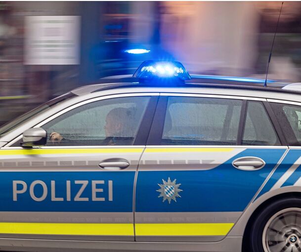 Die Polizei sucht Zeugen, die den unbekannten Fahrer gesehen haben.