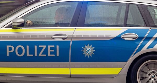 Die Polizei sucht Zeugen, die den unbekannten Fahrer gesehen haben.