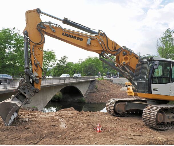 Die Arbeiten zum Abriss der Murrbrücke zwischen Marbach und Benningen haben begonnen. Richtig ernst wird es für die Autofahrer ab dem 30. Juli, dann wird der Bereich voll gesperrt.