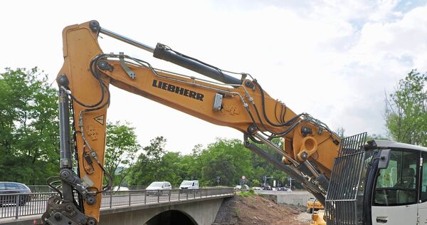 Die Arbeiten zum Abriss der Murrbrücke zwischen Marbach und Benningen haben begonnen. Richtig ernst wird es für die Autofahrer ab dem 30. Juli, dann wird der Bereich voll gesperrt.