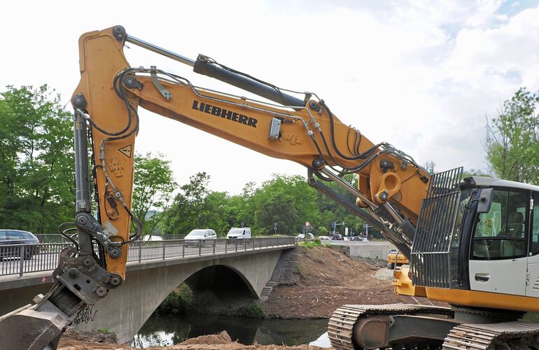 Die Arbeiten zum Abriss der Murrbrücke zwischen Marbach und Benningen haben begonnen. Richtig ernst wird es für die Autofahrer ab dem 30. Juli, dann wird der Bereich voll gesperrt.