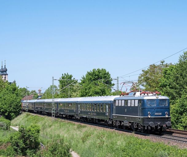 Die E-Lok 110 228 ist mit Baujahr 1961 heute 66 Jahre alt. Sie zieht den Zug.