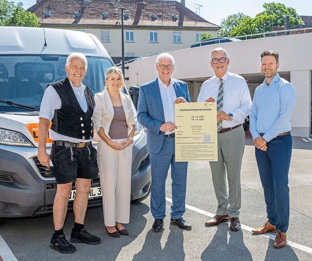 Ab dem 1. September kann der Handwerker-Parkausweis beantragt werden. Das Muster präsentieren (von links): Stefan Leibfried, Obermeister der Zimmerer-Innung Ludwigsburg, Nicole Ackermann, Geschäftsführerin Kreishandwerkerschaft Ludwigsburg, Kreis-Han