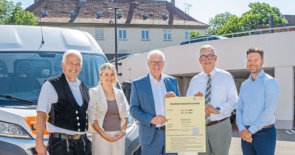 Ab dem 1. September kann der Handwerker-Parkausweis beantragt werden. Das Muster präsentieren (von links): Stefan Leibfried, Obermeister der Zimmerer-Innung Ludwigsburg, Nicole Ackermann, Geschäftsführerin Kreishandwerkerschaft Ludwigsburg, Kreis-Han