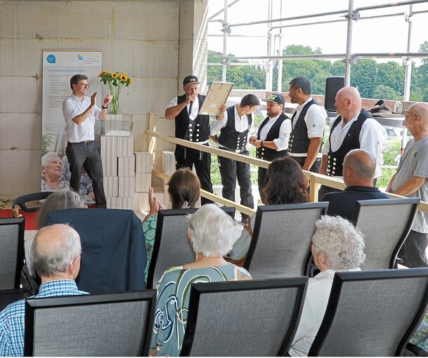Erfolgreiches Richtfest beim Geschwister-Cluss-Heim.