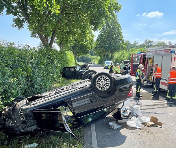 Die beiden Autofahrerinnen wurden nach dem Unfall vom Rettungsdienst in ein Krankenhaus gebracht.