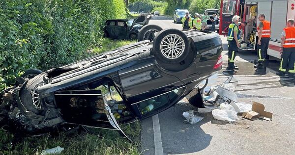 Die beiden Autofahrerinnen wurden nach dem Unfall vom Rettungsdienst in ein Krankenhaus gebracht.