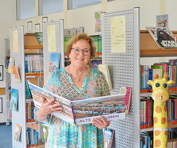 Als Ort für das Abschiedsfoto wählte Rektorin Ute Matt die Schulbibliothek, auf die sie ganz besonders stolz ist.