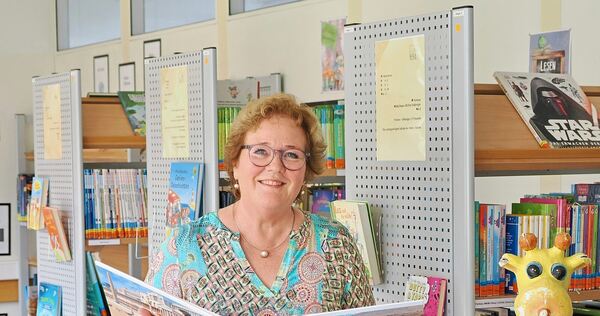 Als Ort für das Abschiedsfoto wählte Rektorin Ute Matt die Schulbibliothek, auf die sie ganz besonders stolz ist.