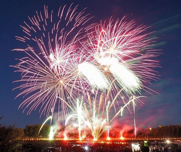 Strahlende Farben erleuchten am Himmel über Ludwigsburg: Das Musikfeuerwerk im Blühenden Barock. Strahlende Farben erleuchten am Himmel über Ludwigsburg: Das Musikfeuerwerk im Blühenden Barock.
