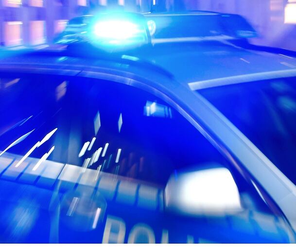 Ein Polizeifahrzeug im Einsatz. Ein Polizeifahrzeug im Einsatz.