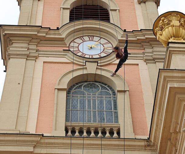 Ganz schön luftig: Das Tanzensemble „Il Posto“ probt an der Stadtkirche.