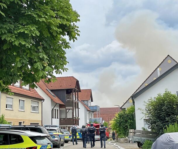 Wurden Brandsätze geworfen? Derzeit läuft ein Großeinsatz von Polizei und Feuerwehr in Kleiningersheim. Wurden Brandsätze geworfen? Derzeit läuft ein Großeinsatz von Polizei und Feuerwehr in Kleiningersheim.
