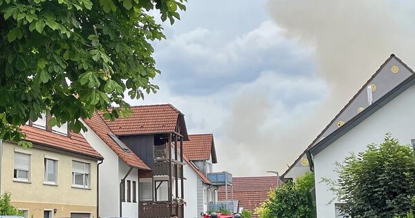 Wurden Brandsätze geworfen? Derzeit läuft ein Großeinsatz von Polizei und Feuerwehr in Kleiningersheim.