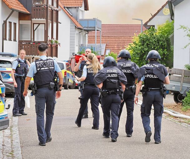 Polizisten mit Schutzausrüstung und Maschinenpistolen sind im Einsatz. Polizisten mit Schutzausrüstung und Maschinenpistolen sind im Einsatz.