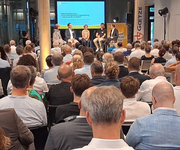Hier treffen sich lokale Unternehmer und Politiker: Teilnehmer des Ludwigsburger Wirtschaftstags im Neubau der Firma Goetze Armaturen in der Weststadt. Vorne, auf dem Podium, wird über das Thema „Innovationskraft in Ludwigsburg“ geredet.