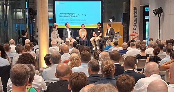 Hier treffen sich lokale Unternehmer und Politiker: Teilnehmer des Ludwigsburger Wirtschaftstags im Neubau der Firma Goetze Armaturen in der Weststadt. Vorne, auf dem Podium, wird über das Thema „Innovationskraft in Ludwigsburg“ geredet.