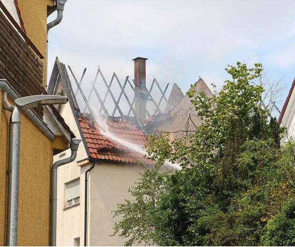 Das Feuer hat bereits großen Schaden an dem Wohnhaus angerichtet. Das Feuer hat bereits großen Schaden an dem Wohnhaus angerichtet.