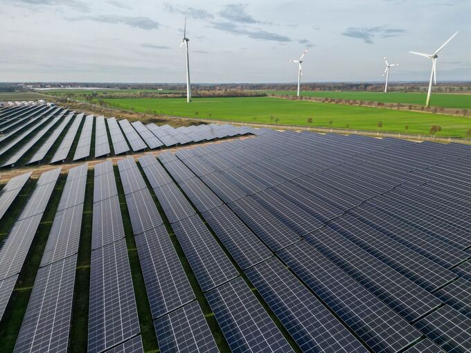 Windräder hinter Solarpark Windräder hinter Solarpark