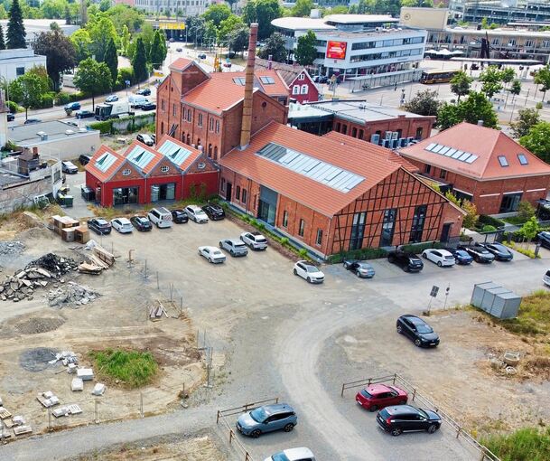 Das Elbe-Werk war einst eine Schleifmittelfabrik. Das Industriedenkmal wurde erhalten und hat nun eine zeitgenössische Nutzung mit Büros, einer Praxis und Appartements.