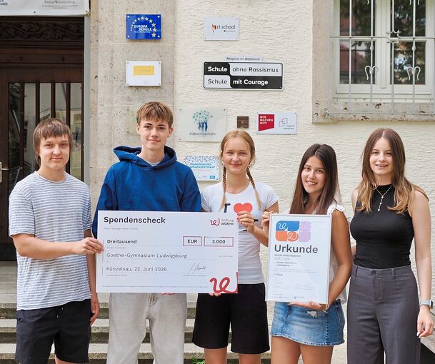 Sie vertreten das Team der „Juniorfirma“, das mit Ecozell Platz 2 beim Würth Preis bekommen hat: Paul Stang, Paul Dapper, Catalina Goldnau und Miray Albayrak mit ihrer Lehrerin Ana Dubovac (von links).