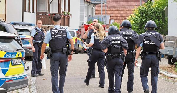 Die Polizei ist mit einem Großaufgebot vor Ort.