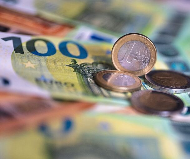 Die Unbekannten stahlen 120 Euro Bargeld.