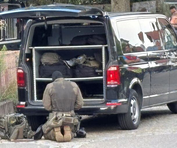Das Spezialeinsatzkommando versuchte, den Mann dazu zu bewegen, freiwillig aus dem Gebäude zu kommen.