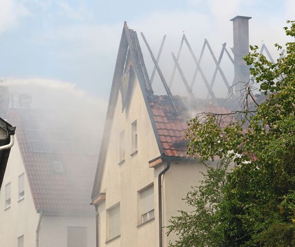 Gegen Mittag hatte das Dachgeschoss zu brennen begonnen.