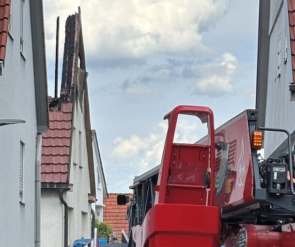 Wegen noch verbliebener Glutnester wird über Nacht eine Brandwache eingerichtet.