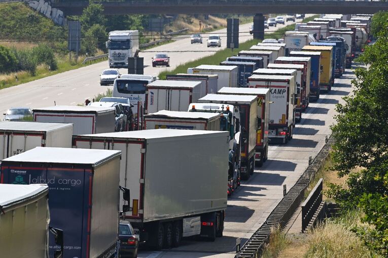 Autobahn 2 bei Burg wegen Hitzeschäden gesperrt Autobahn 2 bei Burg wegen Hitzeschäden gesperrt