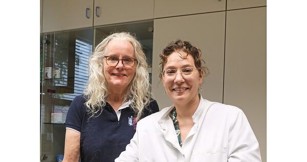 Anne Posthoff (links) übergibt ihre Tierarztpraxis an Wiebke Dallmann-Klapac. Posthoffs zwei Dackel Zwockel (links) und Alwin sind offenbar zufrieden.