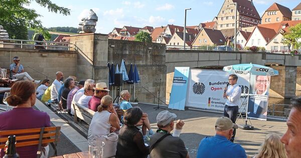 Fabian Gramling beim „Bundestag Open Air“ auf der Besigheimer Enzterrasse.