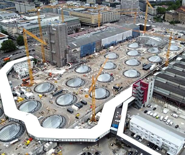 Der „Fernwanderweg“ (einen zweiten gibt es zudem entlang der B27 sowie zum Schlossgarten) verlängert die Umstiegszeiten am Hauptbahnhof erheblich. Ende 2027 soll es aber laut DB direkt über das Dach gehen – viel zu spät, so eine Kritik.