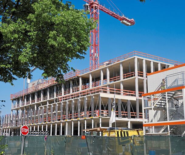 Der viergeschossige Mittelbau im Bildungszentrum West gewinnt an Gestalt. Dank vorgefertigter Teile wächst die Fläche täglich.