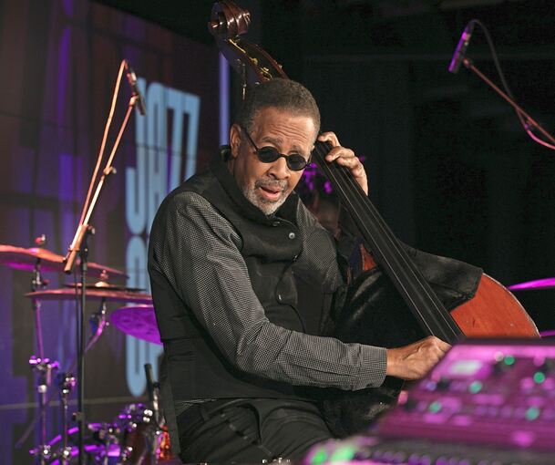 Bassläufe in Lichtgeschwindigkeit: Stanley Clarke wird bei den Jazz Open geehrt – und macht bei der Gelegenheit natürlich auch gleich noch Musik.