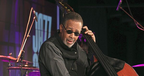Bassläufe in Lichtgeschwindigkeit: Stanley Clarke wird bei den Jazz Open geehrt – und macht bei der Gelegenheit natürlich auch gleich noch Musik.