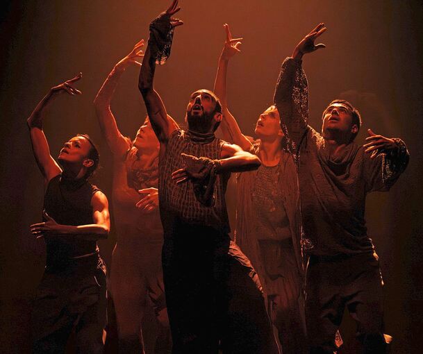 Fluktuierende, ständig wechselnde Formationen: „Luck/Unluck“ von Gauthier Dance im Theaterhaus.