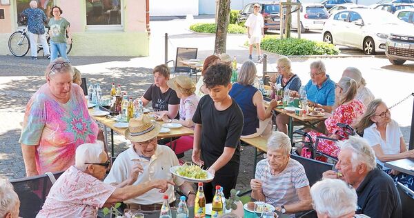Die Schüler übernahmen auch den Service.